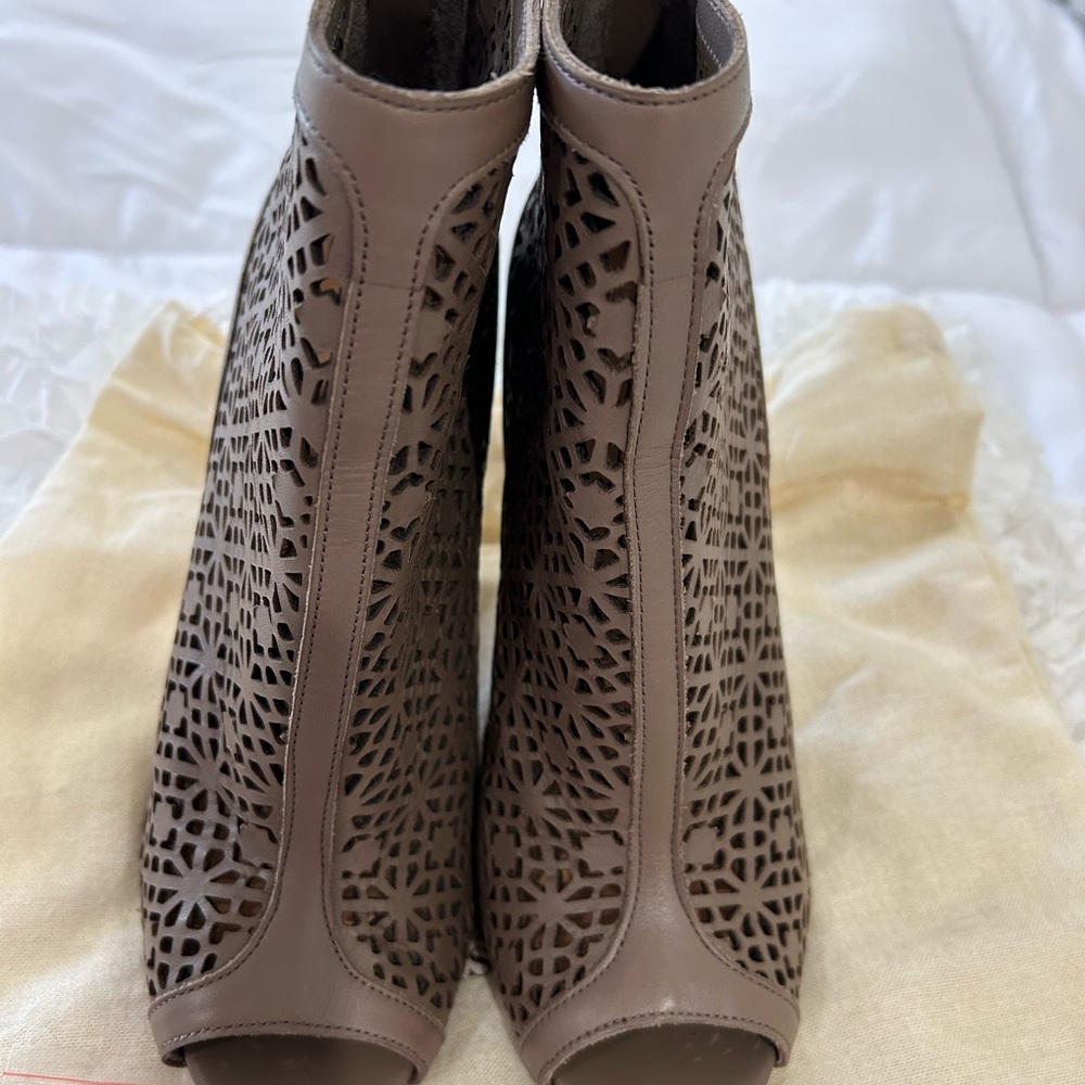 💥PRICE⬇️
 BADGLEY MISCHKA - High Heel Taupe Bootie - size 7 - - Picture 2 of 10